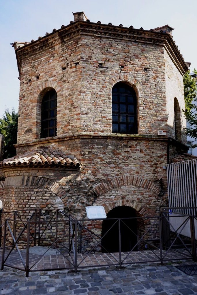 Baptisterium (doopkapel) van de Arianen in Ravenna